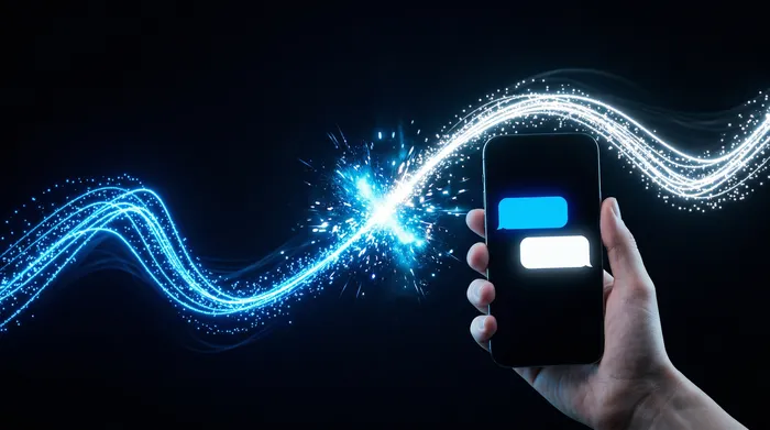 Một người đang sử dụng máy tính xách tay trong phòng tối, với biểu tượng tin tặc và ổ khóa hiển thị trên màn hình, minh họa cho một mối đe dọa an ninh mạng.